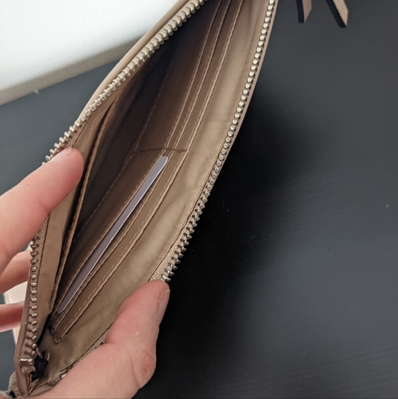 Guess wristlet - Picture 3 of 4